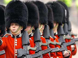 Английские королевские гвардейцы могут лишиться головных уборов 