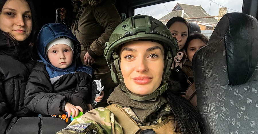 Полицейские под обстрелами эвакуировали из-под Донецка пятерых детей с их семьями