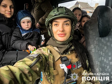 Полицейские под обстрелами эвакуировали из-под Донецка пятерых детей с их семьями
