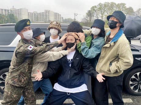 Второй участник группы BTS побрил голову и пошел служить в армию