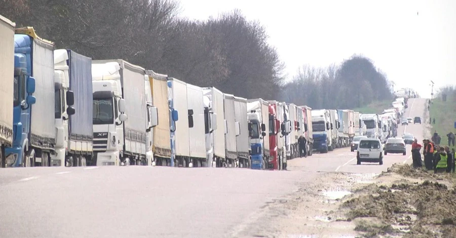 На границе с Польшей возникла километровая очередь из грузовиков с сельхозпродукцией
