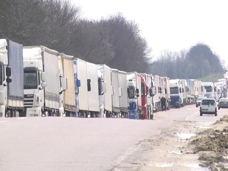 На границе с Польшей возникла километровая очередь из грузовиков с сельхозпродукцией