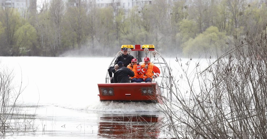 В Киеве из-за паводка начались учения с участием коммунальщиков