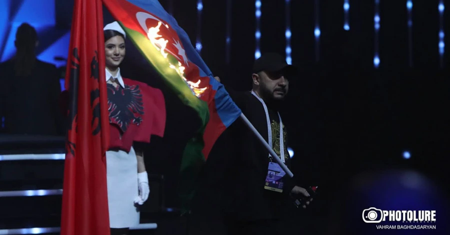Ереванские сторонники войны против Украины поддержали публичное сожжение флага Азербайджана