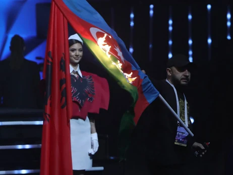 Єреванські прихильники війни проти України підтримали публічне спалення прапора Азербайджану