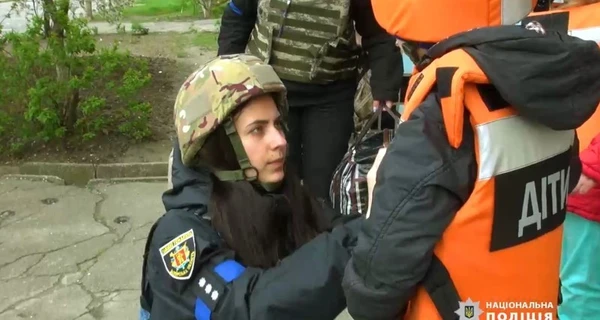 Поліція евакуювала жінку та чотирьох дітей з лінії фронту у Запорізькій області