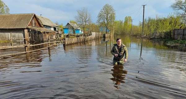 Дмитрий Комаров на границе с Беларусью оказался почти по пояс в воде