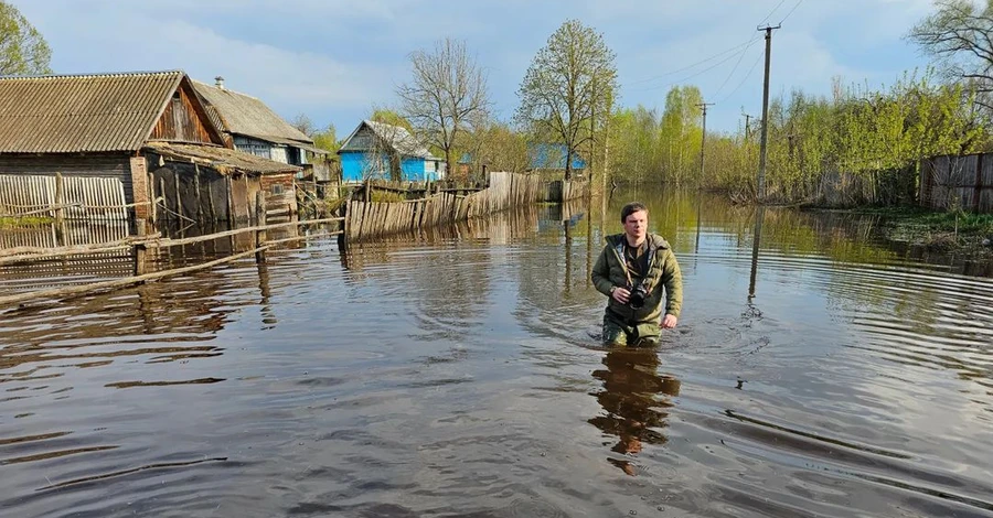 Дмитро Комаров на кордоні з Білоруссю опинився майже по пояс у воді
