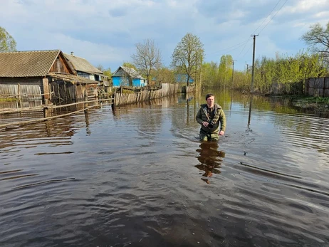 Дмитрий Комаров на границе с Беларусью оказался почти по пояс в воде