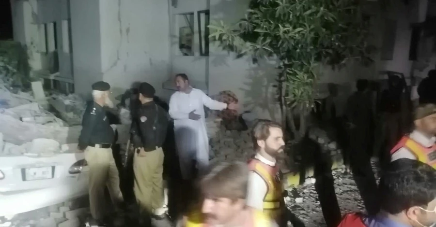 В Пакистане взорвался склад с боеприпасами, погибли 13 человек 