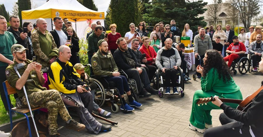 Настя Каменских в Ровно посетила военный госпиталь и посадила сакуру вместе с защитниками