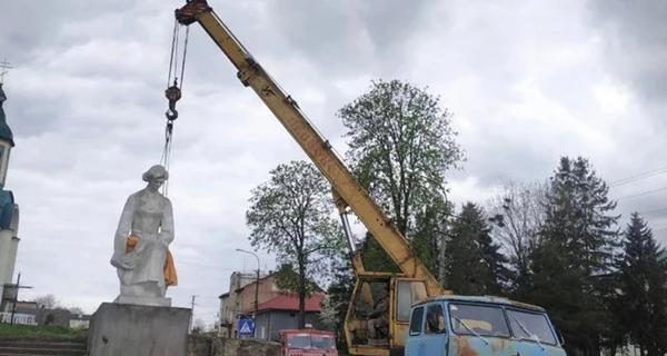 На Львовщине снесли два памятника советским солдатам