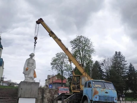 На Львовщине снесли два памятника советским солдатам