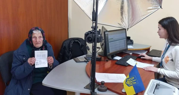 92-летняя жительница Закарпатья получила свой первый загранпаспорт