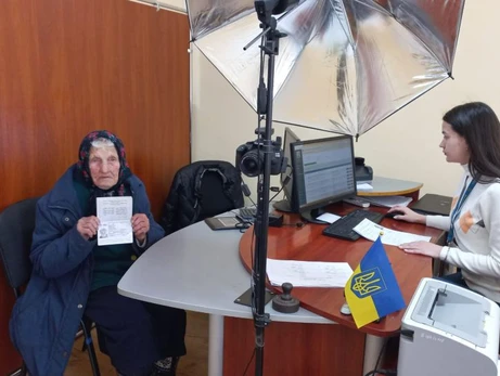 92-летняя жительница Закарпатья получила свой первый загранпаспорт