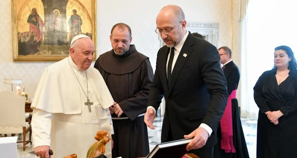 Шмыгаль подарил Папе Римскому фотоальбом с преступлениями россиян