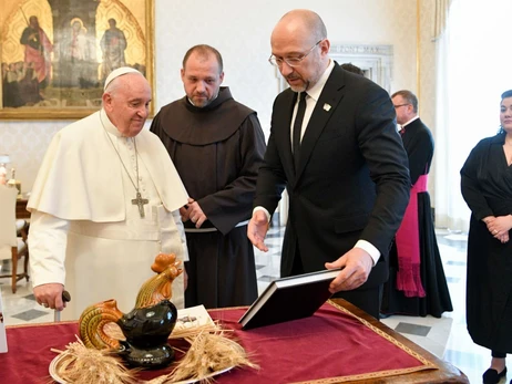 Шмигаль подарував Папі Римському фотоальбом зі злочинами росіян