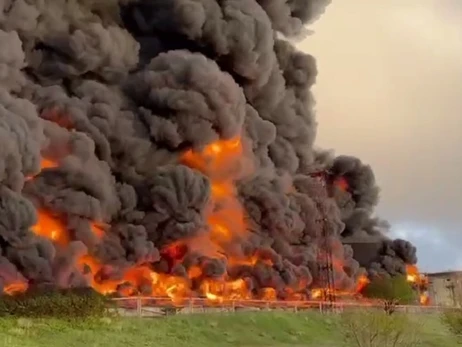 Севастополь охватил масштабный пожар - горит нефтебаза