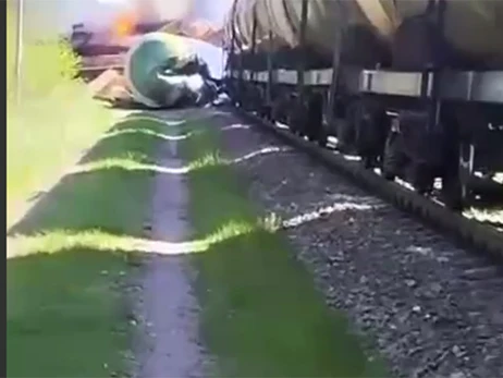 В РФ вантажний потяг з пальним зійшов з рейок: на місці - велика пожежа 