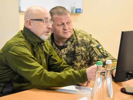 Резніков і Залужний попросили розробити новий законопроєкт щодо виплат військовим