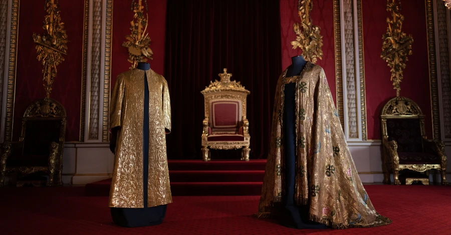 Букінгемський палац показав коронаційну мантію Чарльза III, яку носив його дід