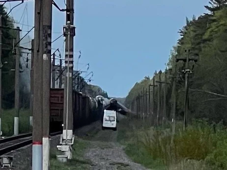 В Брянской области РФ взорвали железную дорогу - грузовой поезд сошел с рельсов