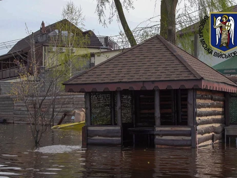 В Киеве продолжает расти уровень воды в Днепре