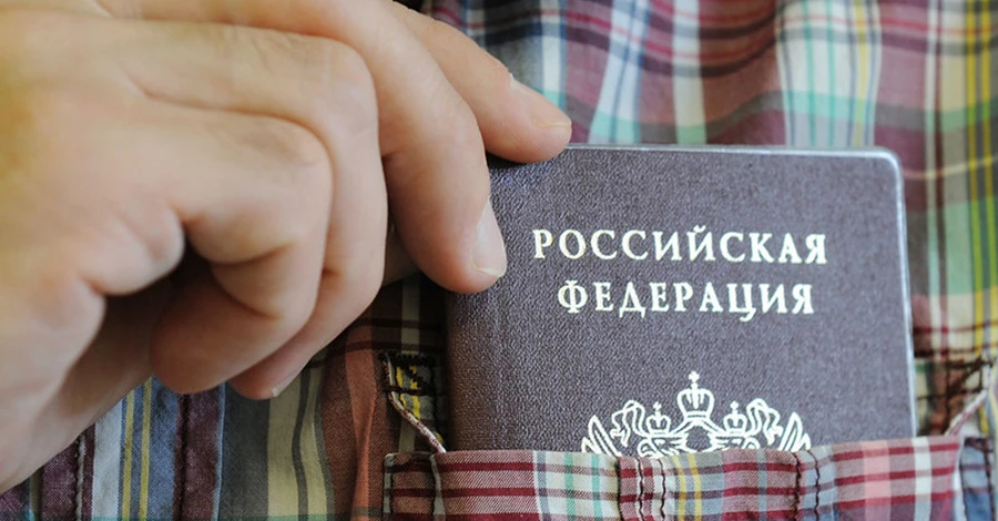 Пристрасті через паспорт РФ: в Україні дають дивні поради, в окупації бояться репресій