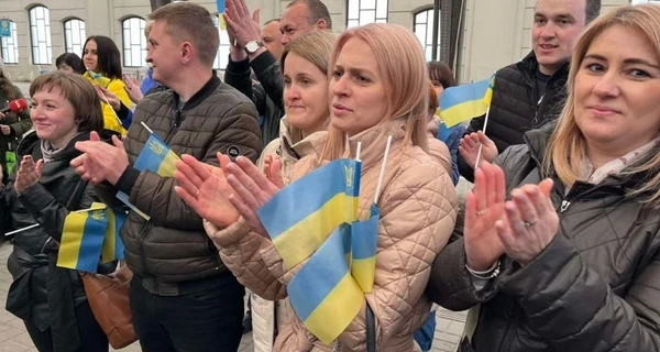 Попавший под обстрел в Херсоне поезд прибыл во Львов по графику - его встретили аплодисментами