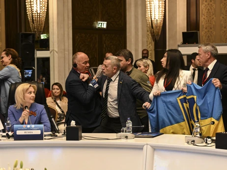 На саммите в Турции между представителями делегаций Украины и РФ произошла драка из-за флага