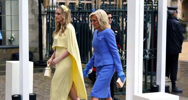 Джилл Байден с внучкой появились на коронации Чарльза III в сине-желтых образах