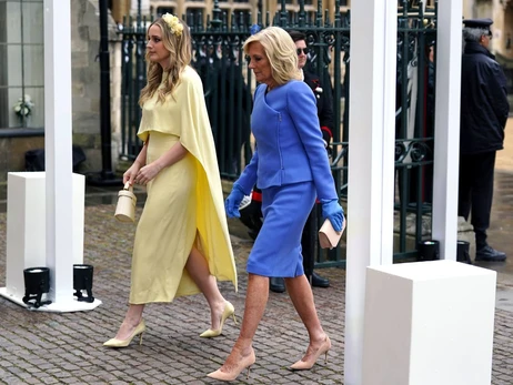Джилл Байден с внучкой появились на коронации Чарльза III в сине-желтых образах