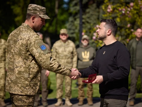 Зеленский раздал военным награды в День пехоты - двух защитников удостоил званиями Героев Украины