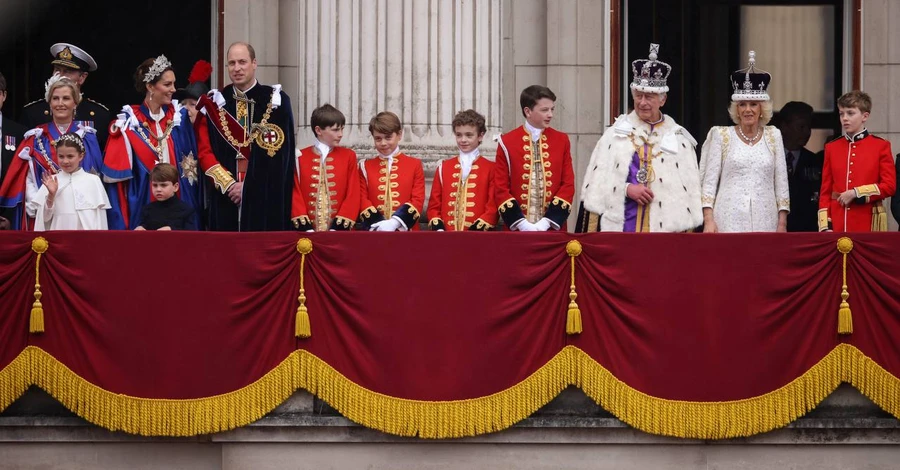 Принца Гарри не допустили на балкон Букингемского дворца во время приветствия королевской семьи
