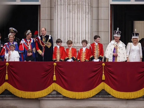 Принца Гарри не допустили на балкон Букингемского дворца во время приветствия королевской семьи