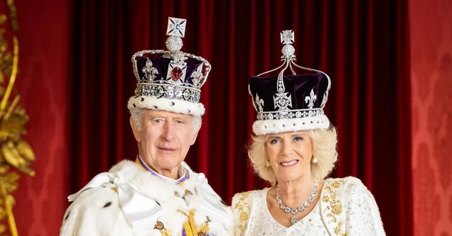 В коронах и мехах: Букингемский дворец показал первые портреты Чарльза III и Камиллы после коронации