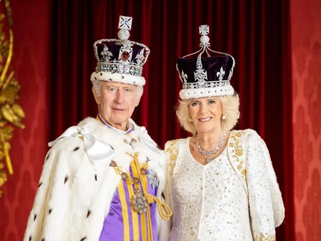 В коронах и мехах: Букингемский дворец показал первые портреты Чарльза III и Камиллы после коронации