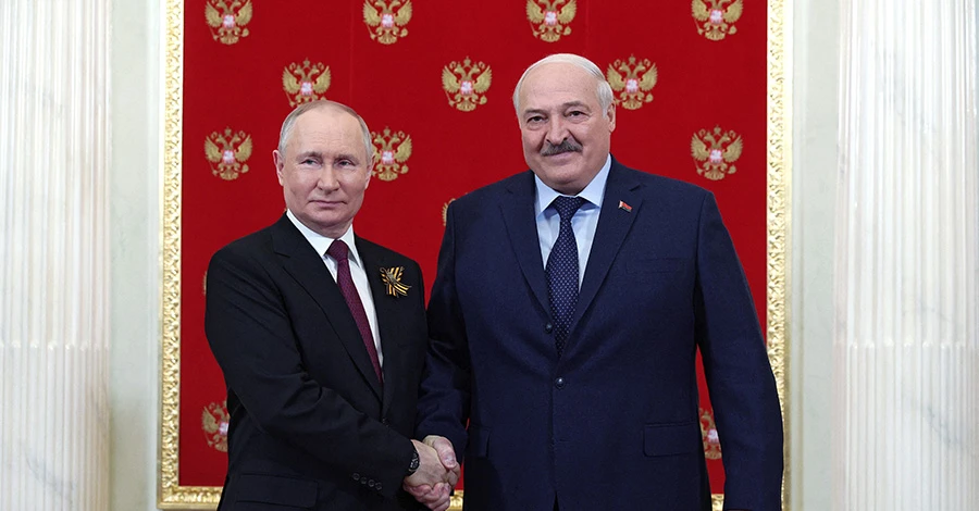 Отруєння, COVID-19 та грип: як у ЗМІ пояснюють стан Лукашенка останніми днями