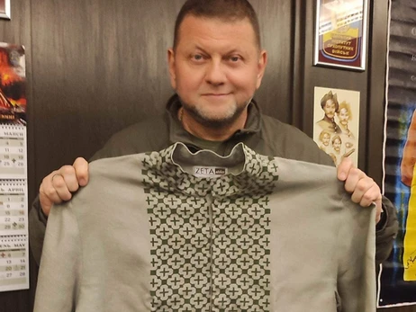 Львівські майстрині подарували Залужному вишиванку, яка була у Степана Бандери