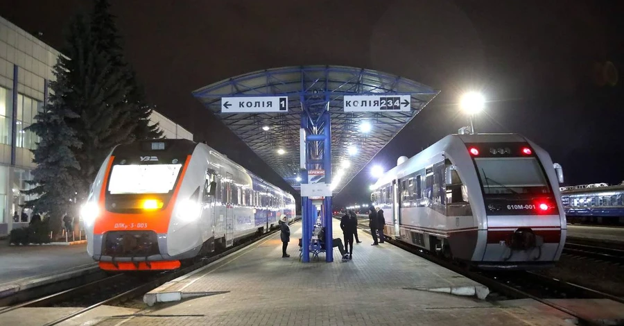 Укрзалізниця через нічні обстріли запустила додаткові потяги-шатли для підвезення пасажирів