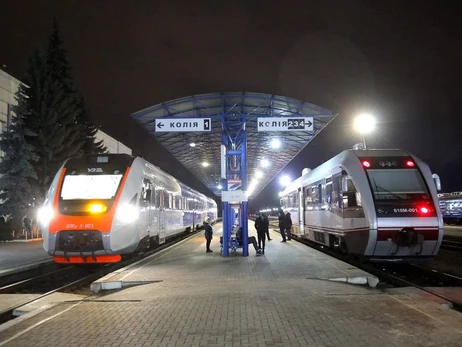Укрзалізниця через нічні обстріли запустила додаткові потяги-шатли для підвезення пасажирів