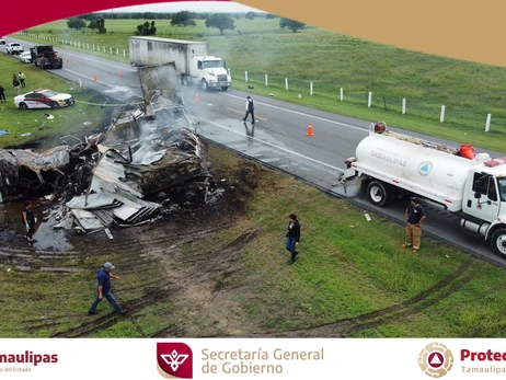 В Мексике столкнулись грузовик и фургон, погибли 26 человек