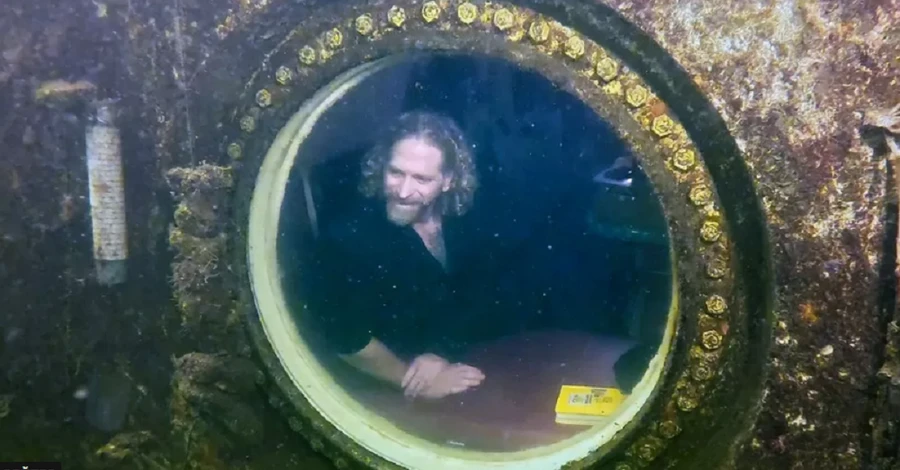 Професор із Флориди став рекордсменом, провівши під водою 74 дні