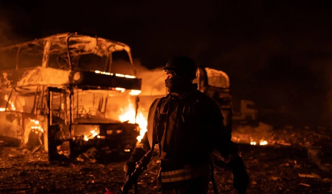 Надзвичайники ліквідують пожежу у Києві після ракетної атаки