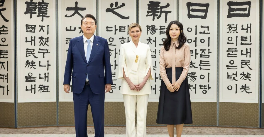 Елена Зеленская для визита в Корею выбрала костюм A.M.G. и винтажную брошь