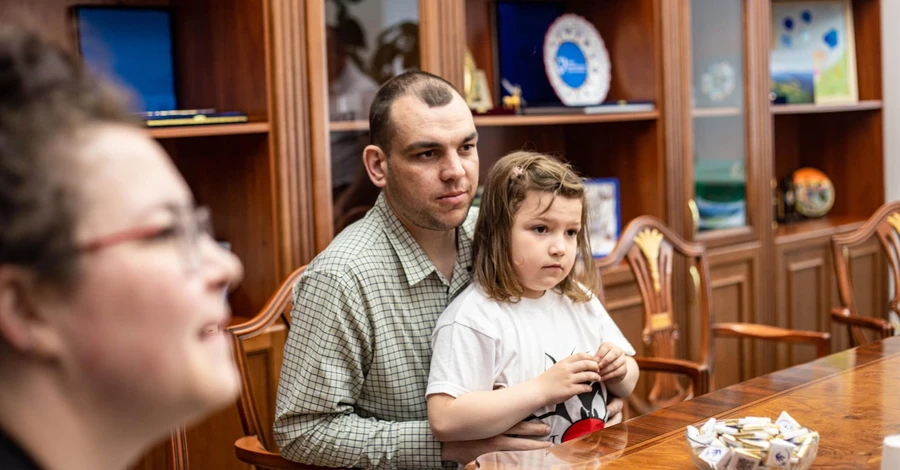 До України повернули 6-річну дівчинку, батьки якої потрапили в полон у Маріуполі