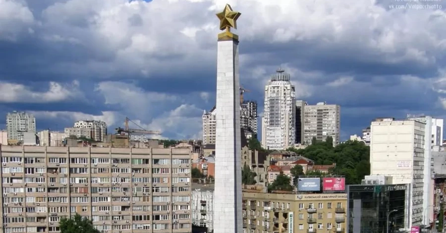 В Киеве с двух советских памятников сняли статус охраняемых - теперь их можно сносить