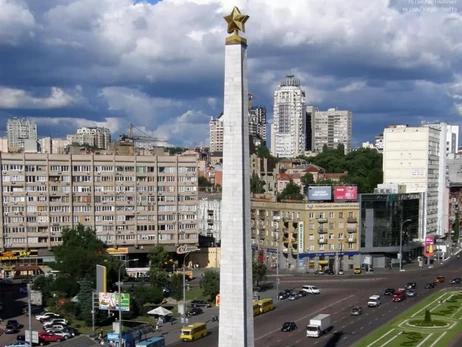 В Киеве с двух советских памятников сняли статус охраняемых - теперь их можно сносить