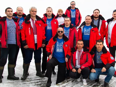 Українські полярники відзначили День вишиванки в Антарктиді