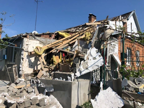 Росіяни вдарили по Нікополю з важкої артилерії: понад десяток снарядів зруйнували будинки